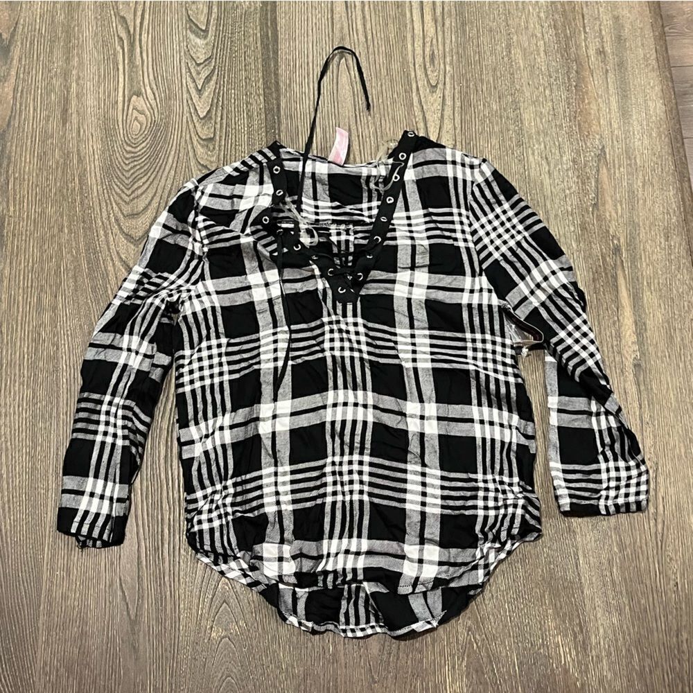 NWT No Boundaries Lace-Up Pullover Top 3/4 Tab Sleeves Plaid Black White Size M